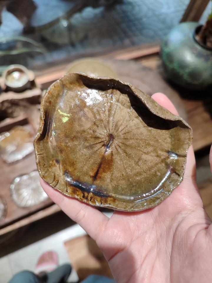 Đĩa lá sen nhỏ -duoc-ban-tai-Komorebi Pottery