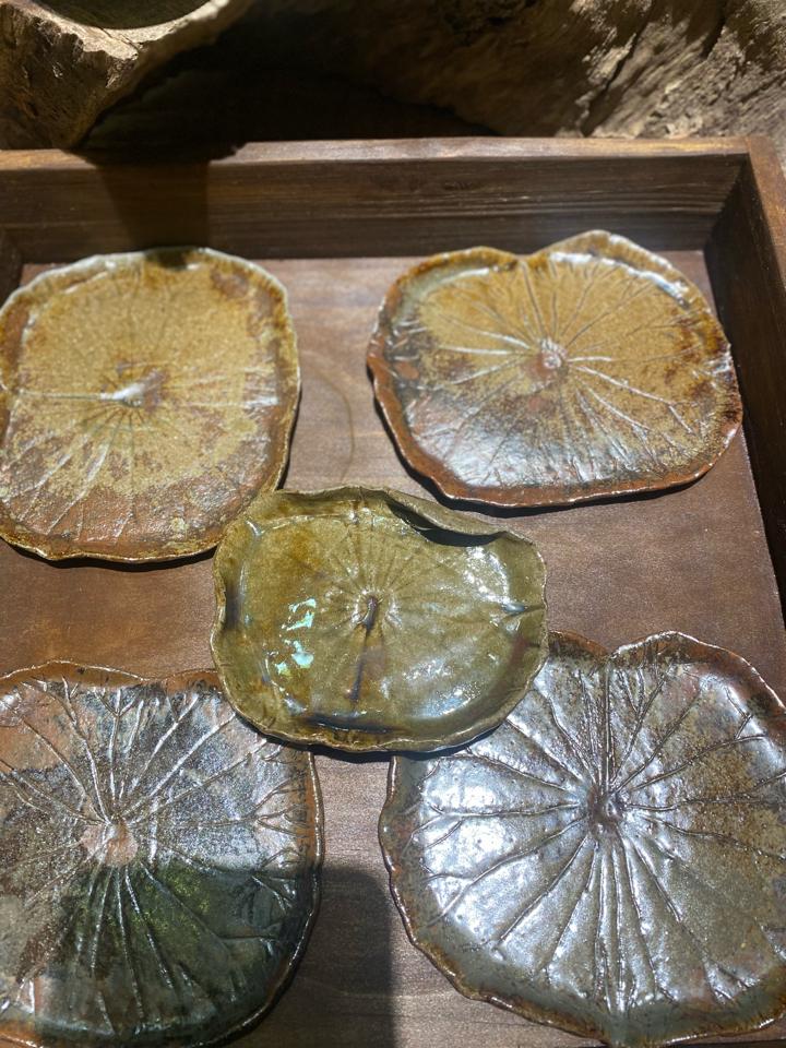 Đĩa lá sen nhỏ -duoc-ban-tai-Komorebi Pottery