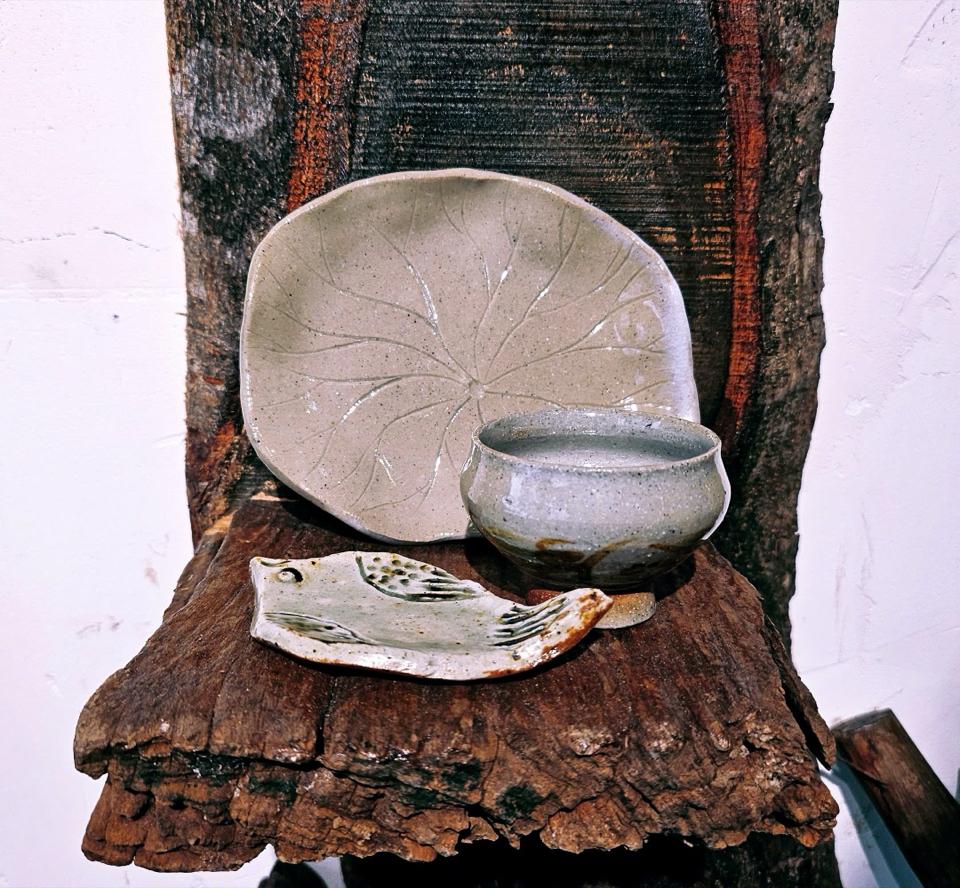 Đĩa lá sen trắng-duoc-ban-tai-Komorebi Pottery