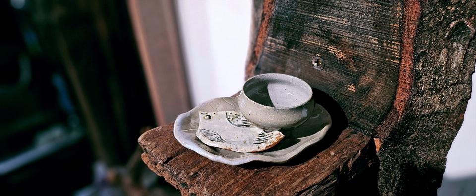 Đĩa lá sen trắng-duoc-ban-tai-Komorebi Pottery