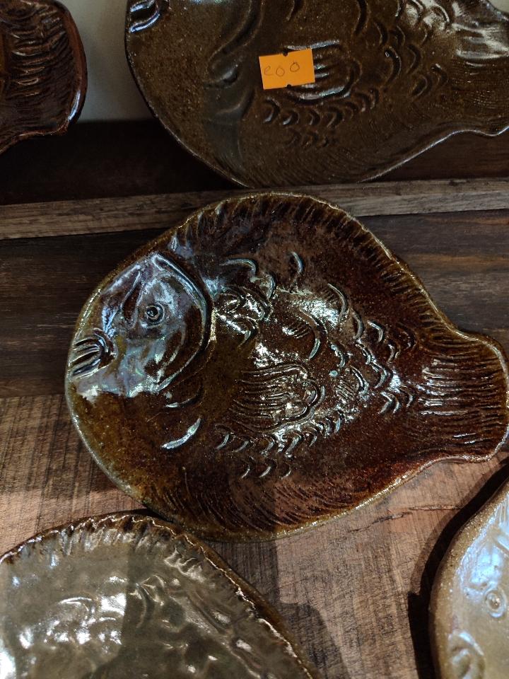 Đĩa cá nước ngọt-duoc-ban-tai-Komorebi Pottery