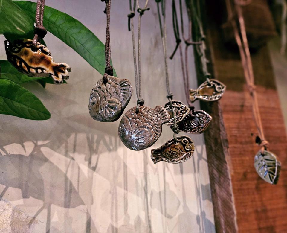 Dây chuyền cá mè mặp-duoc-ban-tai-Komorebi Pottery