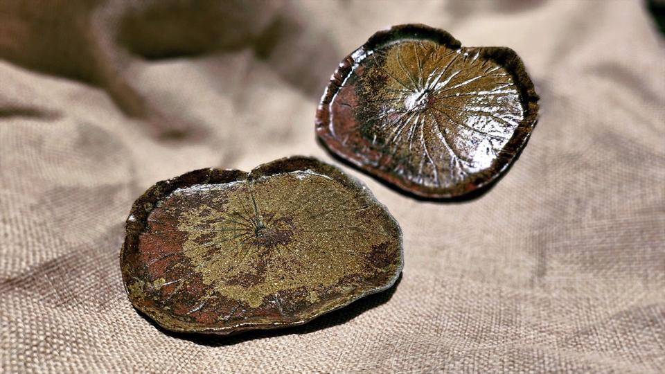 Đĩa lá sen nhỏ -duoc-ban-tai-Komorebi Pottery