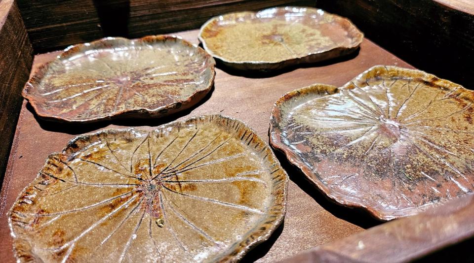 Đĩa lá sen nhỏ -duoc-ban-tai-Komorebi Pottery