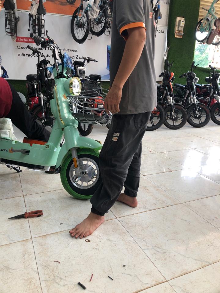 Xe điện nike-duoc-ban-tai-XE CHẠY ĐIỆN , XE ĐẠP ,PHỤ TÙNG