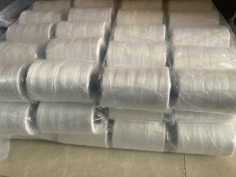 Chỉ may 20/3 2000m trắng mộc (C3)-duoc-ban-tai-Chỉ may Polyester - Chỉ May Hoàng Kim - Chuyên cung cấp chỉ may công nghiệp, Chỉ may quần áo, Chỉ may giá rẻ, chỉ tơ vắt sổ
