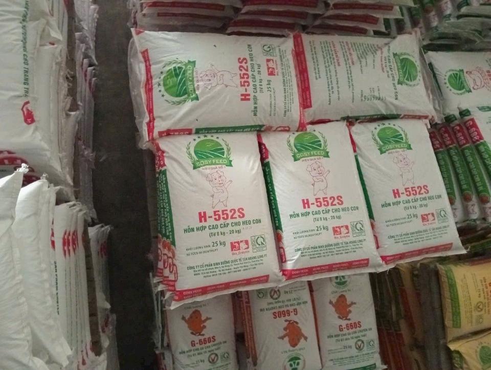 Cám lợn H- 552S-duoc-ban-tai-Cửa Hàng Tạp Hoá Luân Dung