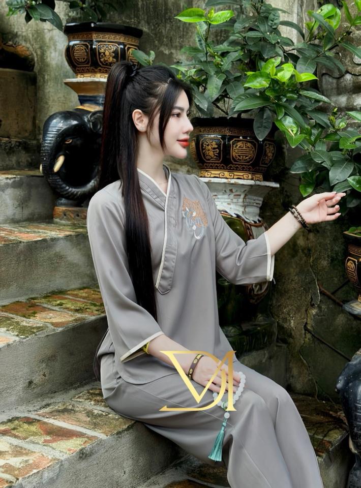 Pháp phục đi chùa lụa thêu chữ Tâm xám -duoc-ban-tai-Chan Chan shop