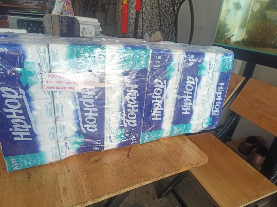 Khăn bỏ túi hiphop-duoc-ban-tai-KHÁNH TRANG Company