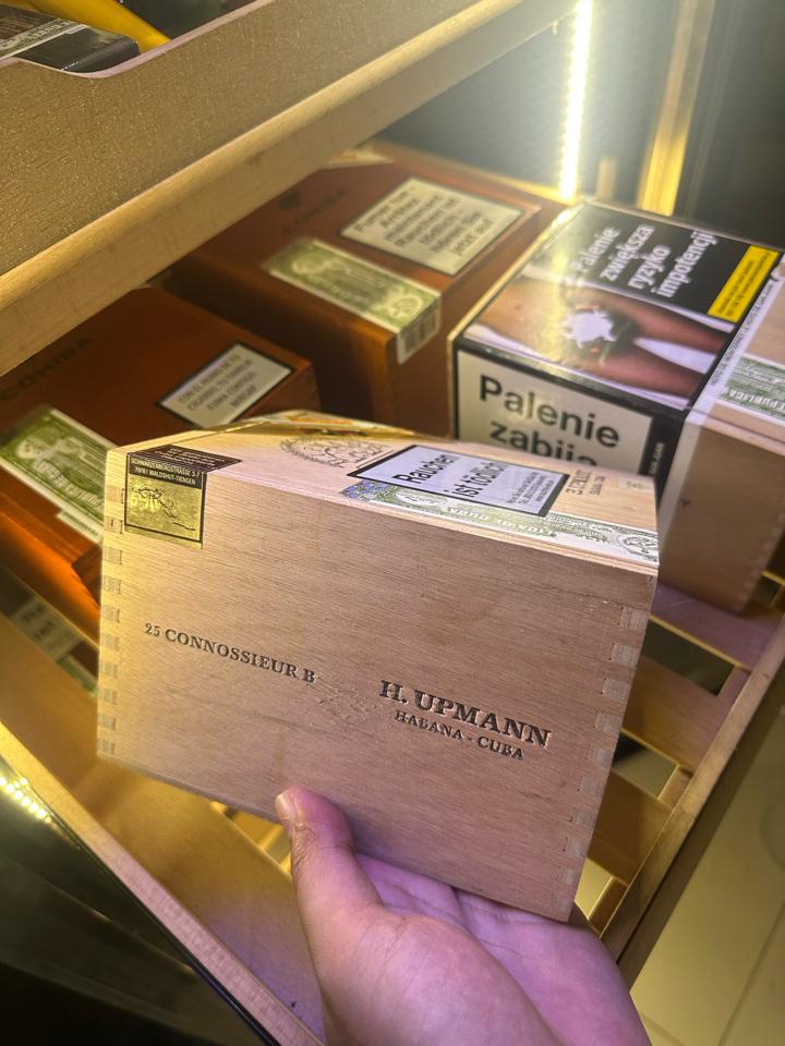 H. Upmann Connossieur B-duoc-ban-tai-Thành Long Cigar