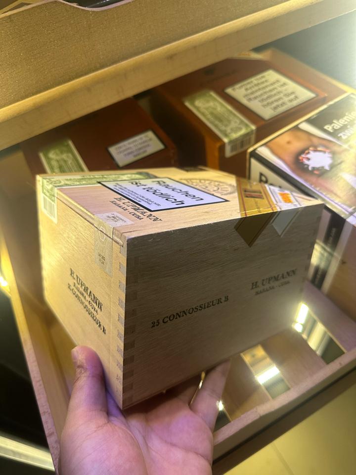 H. Upmann Connossieur B-duoc-ban-tai-Thành Long Cigar