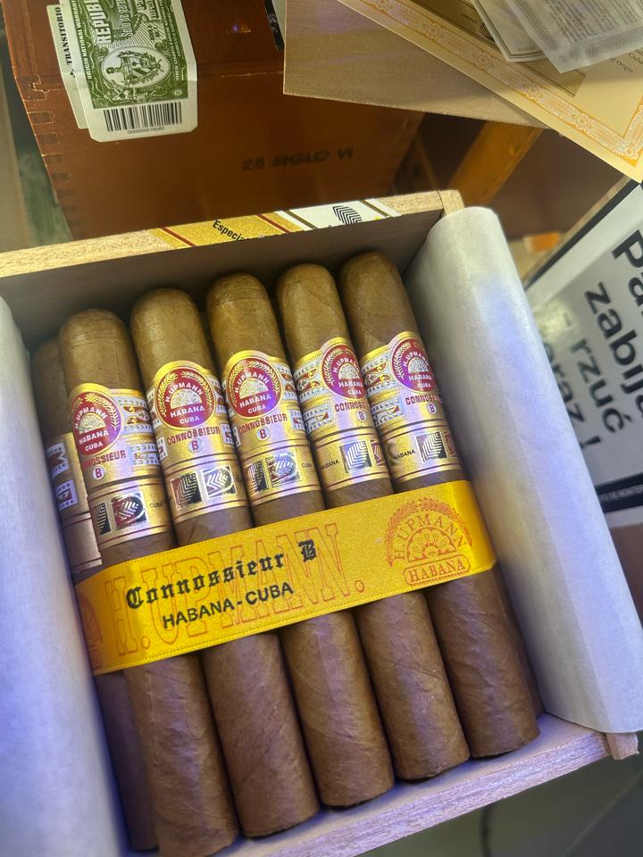 H. Upmann Connossieur B-duoc-ban-tai-Thành Long Cigar