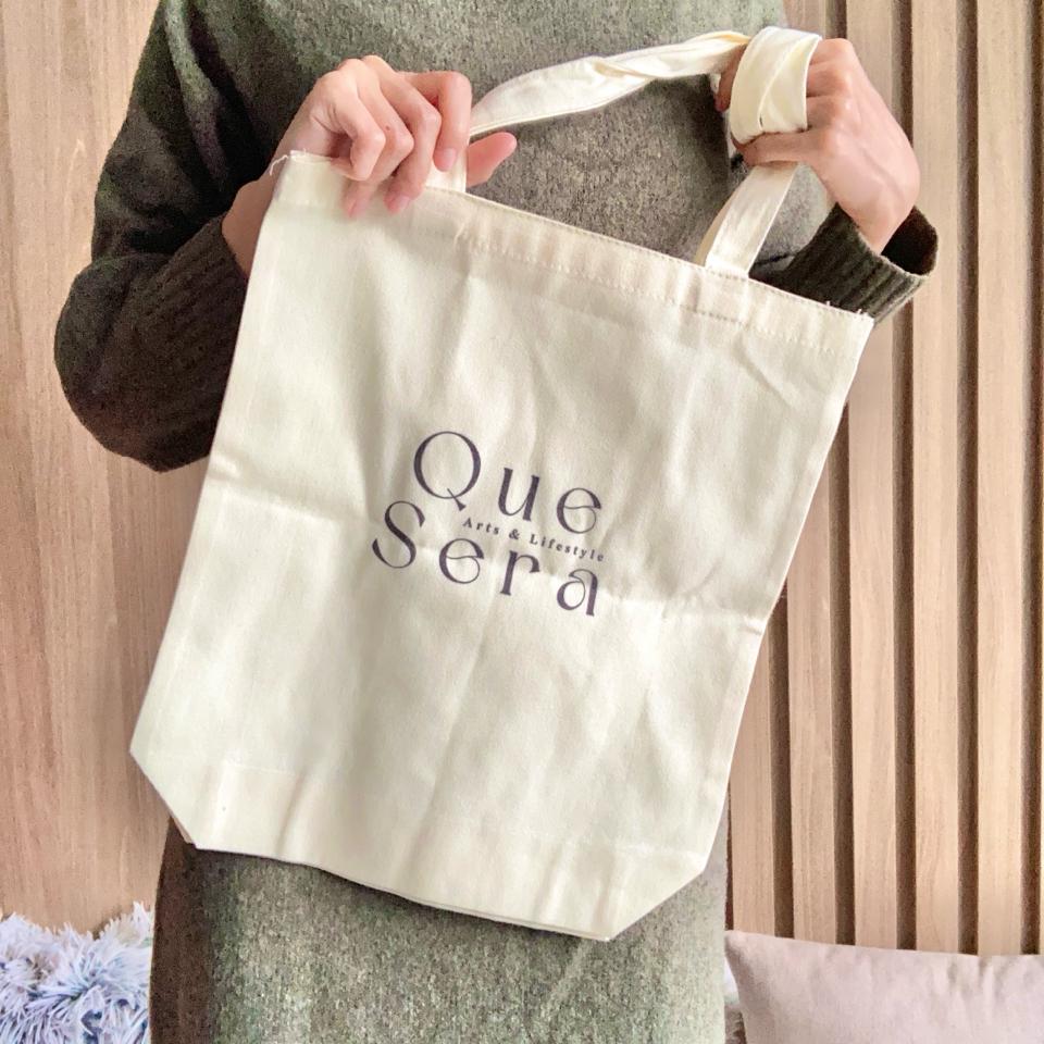 Túi tote Que Sera (33x38cm)-duoc-ban-tai-Que Sera Arts & Lifestyle