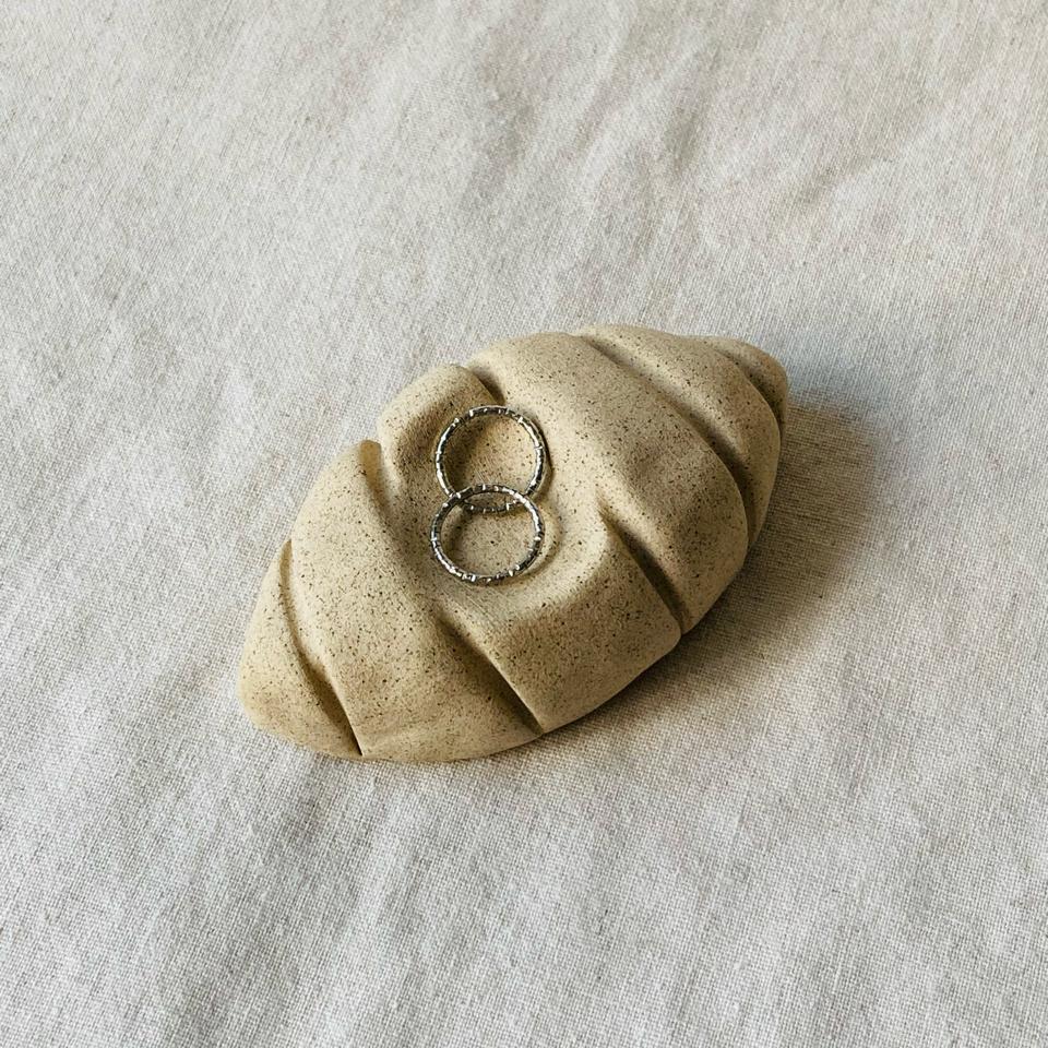 Croissant Ring Holder-duoc-ban-tai-Que Sera Arts & Lifestyle