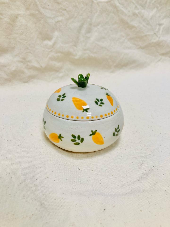 “Hidden Carrot” Jar-duoc-ban-tai-Que Sera Arts & Lifestyle