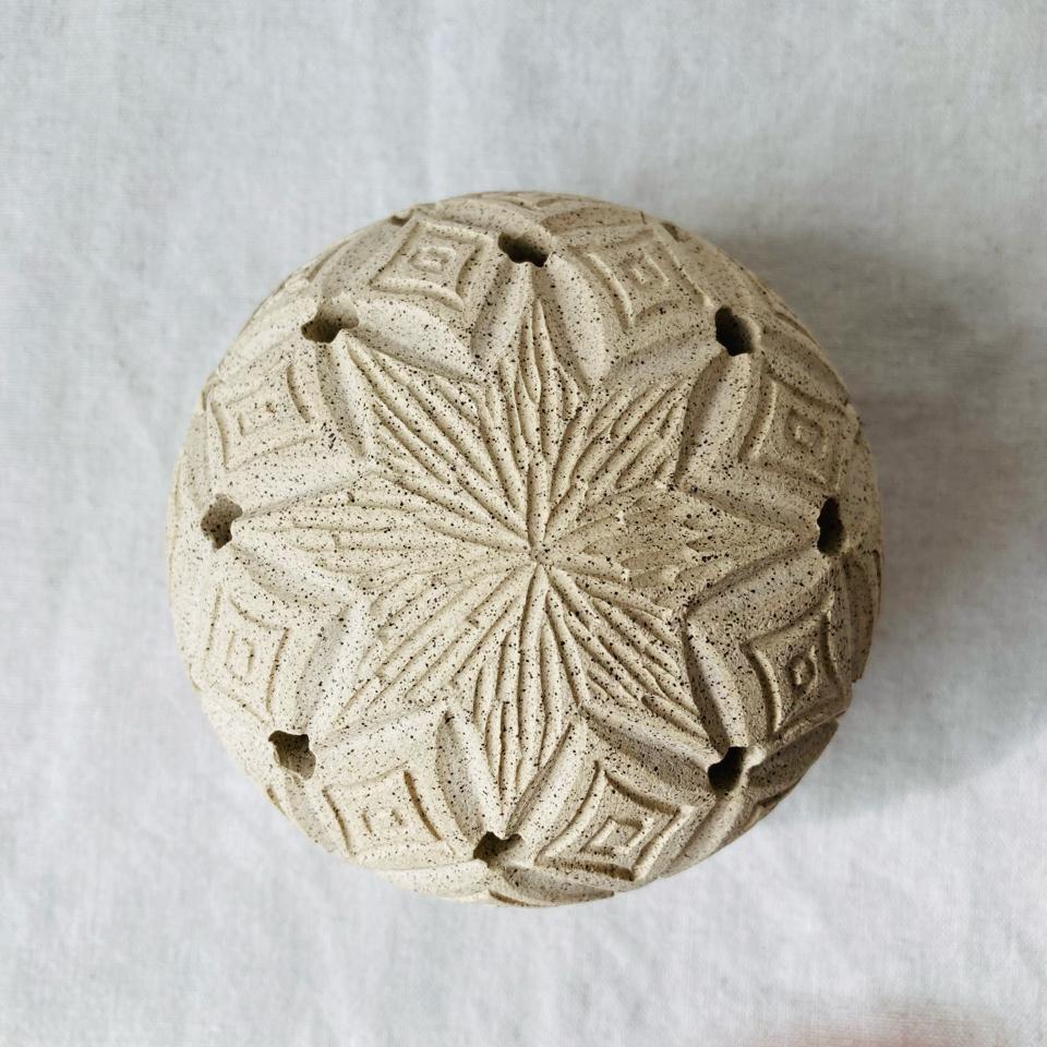 Carved Globe-duoc-ban-tai-Que Sera Arts & Lifestyle