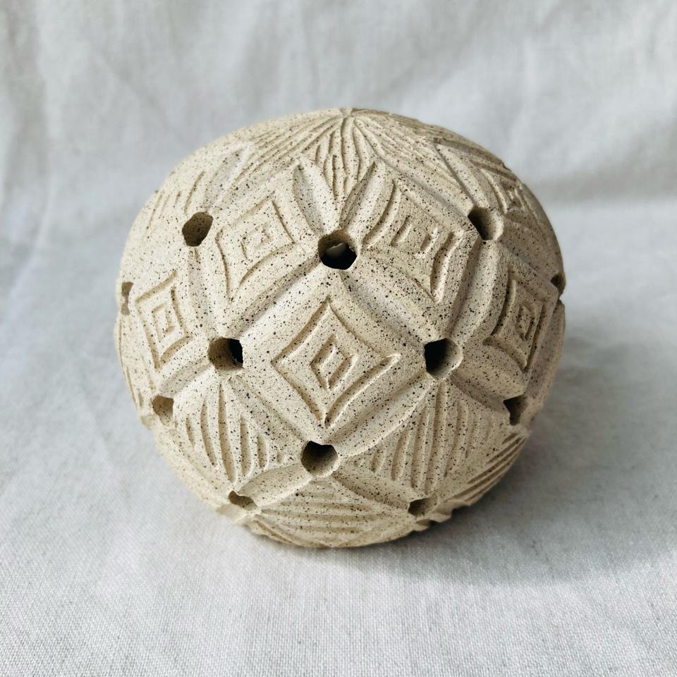 Carved Globe-duoc-ban-tai-Que Sera Arts & Lifestyle