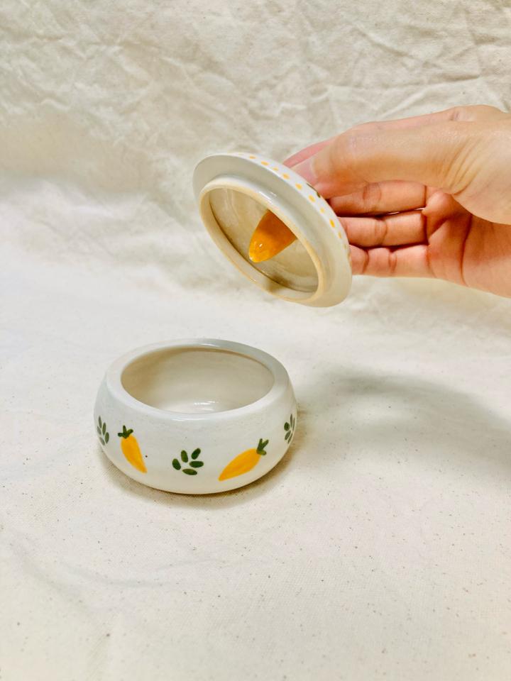 “Hidden Carrot” Jar-duoc-ban-tai-Que Sera Arts & Lifestyle