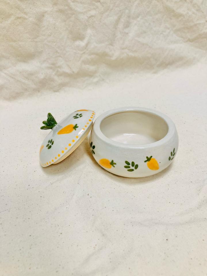 “Hidden Carrot” Jar-duoc-ban-tai-Que Sera Arts & Lifestyle