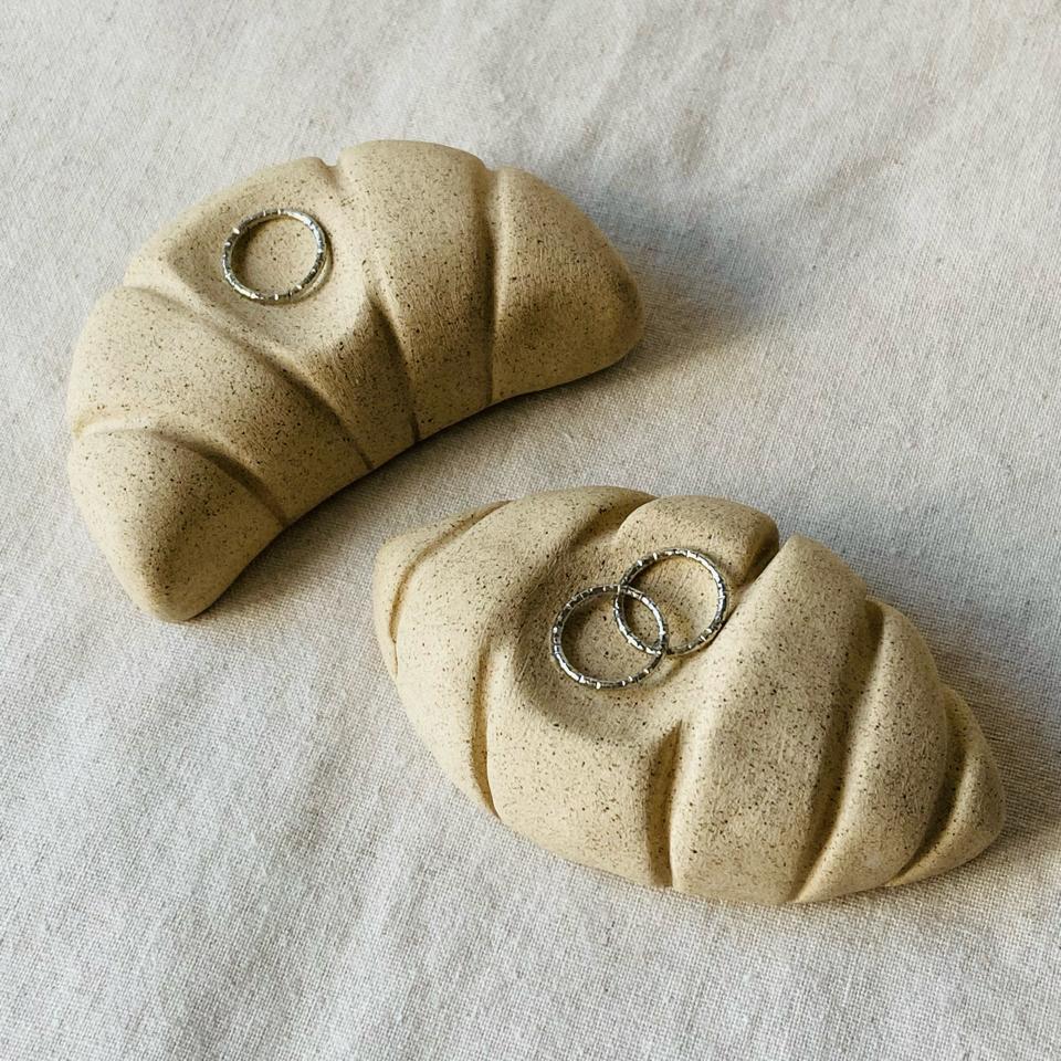 Croissant Ring Holder-duoc-ban-tai-Que Sera Arts & Lifestyle