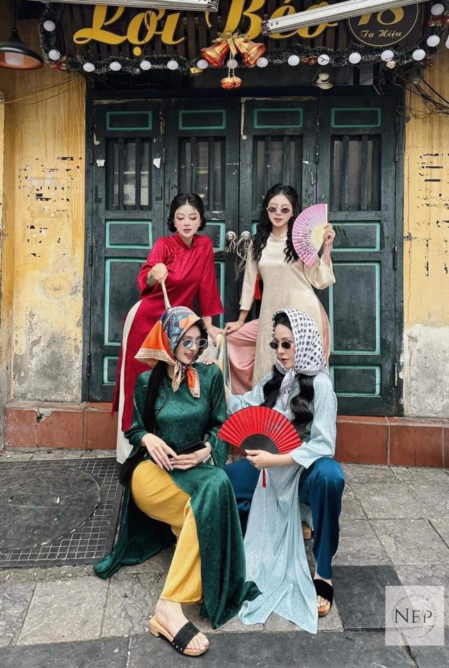 Quạt xòe cầm tay cổ trang-duoc-ban-tai-Sin Sin Shop