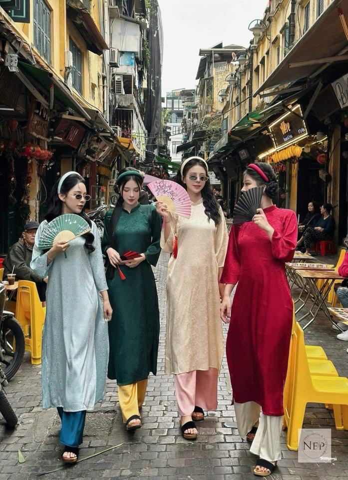 Quạt xòe cầm tay cổ trang-duoc-ban-tai-Sin Sin Shop