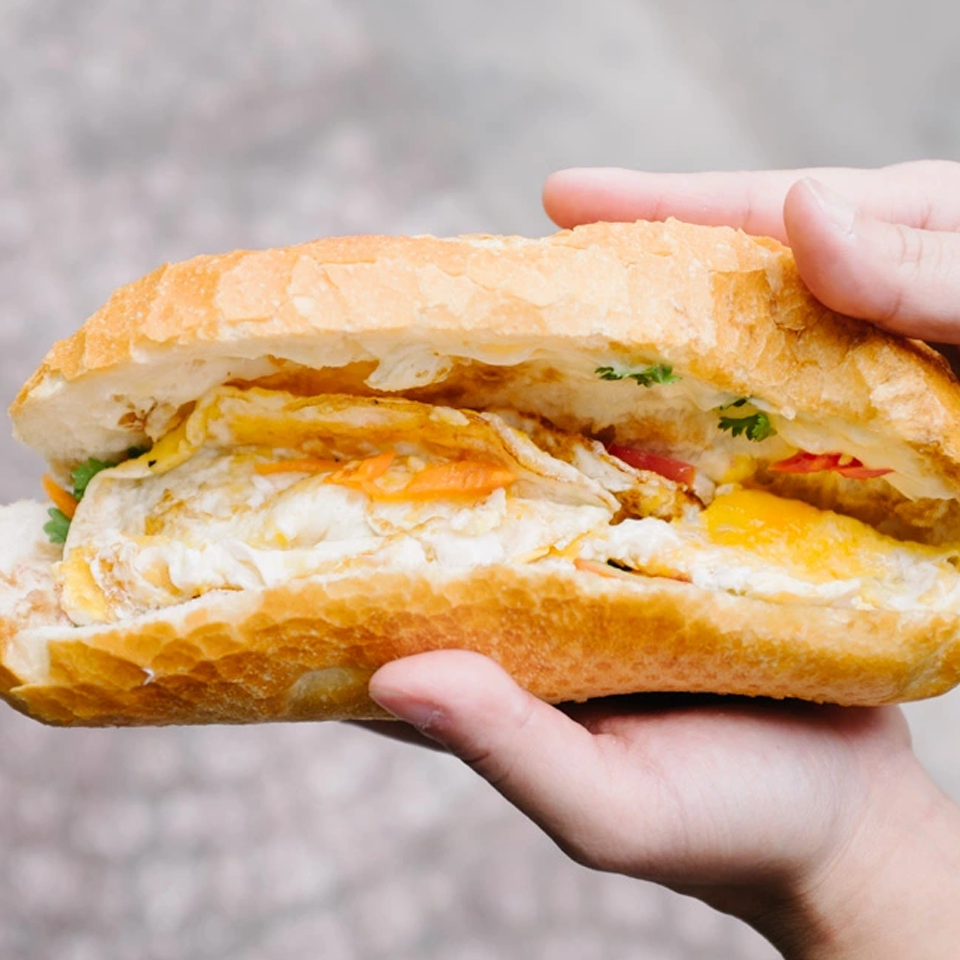 Bánh mì ốp la 3 trứng-duoc-ban-tai-Bánh Mì Má Hải - An Nhơn