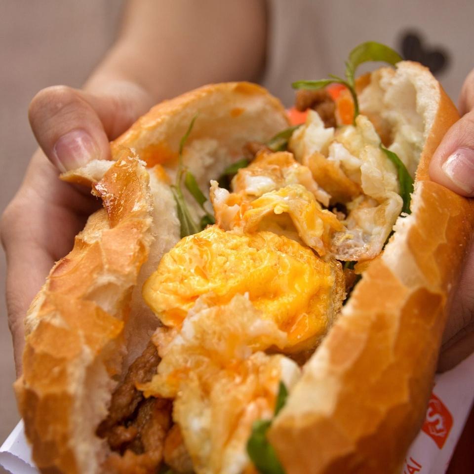 Bánh mì chả cá + 2 trứng-duoc-ban-tai-Bánh Mì Má Hải - An Nhơn