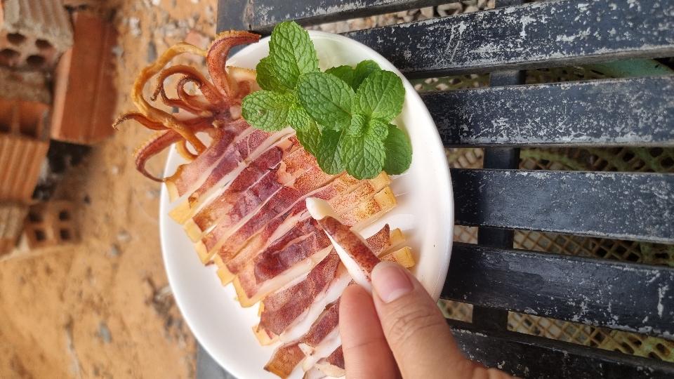 MỰC ỐNG 1 NẮNG-duoc-ban-tai-Hải Sản Xuân Tiếng