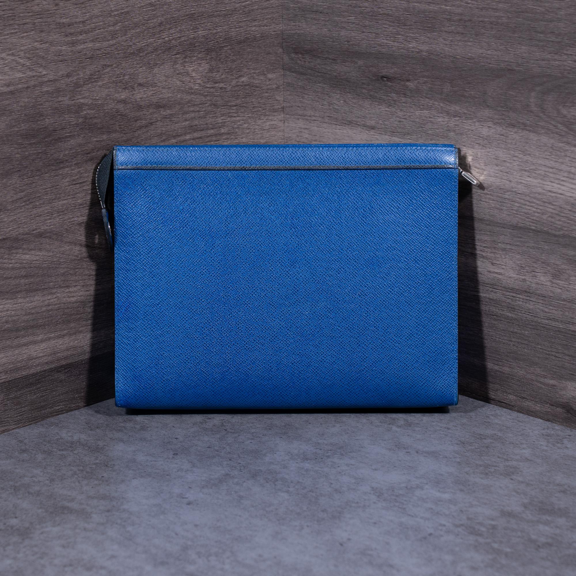LV Pochette Voyage MM Cobalt Taiga 99%-duoc-ban-tai-AnDi Authentic Luxury