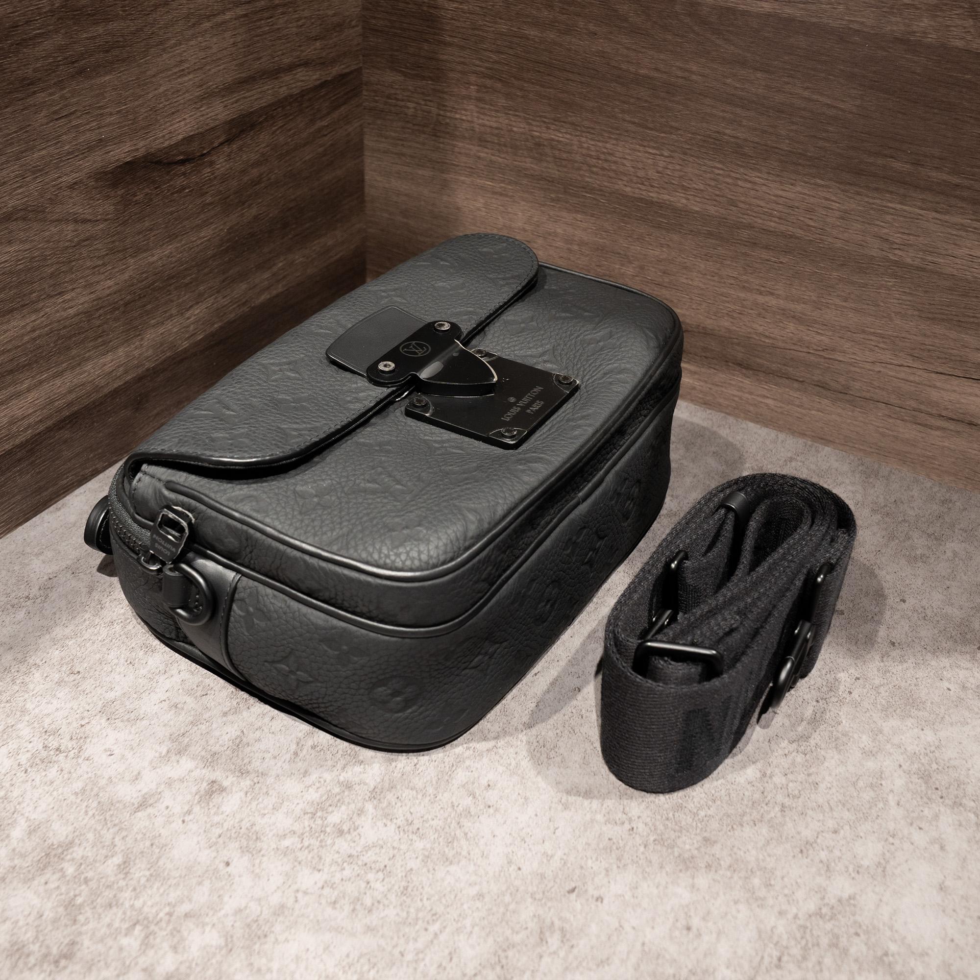 LV S Lock Messenger Da Bê Đen-duoc-ban-tai-AnDi Authentic Luxury