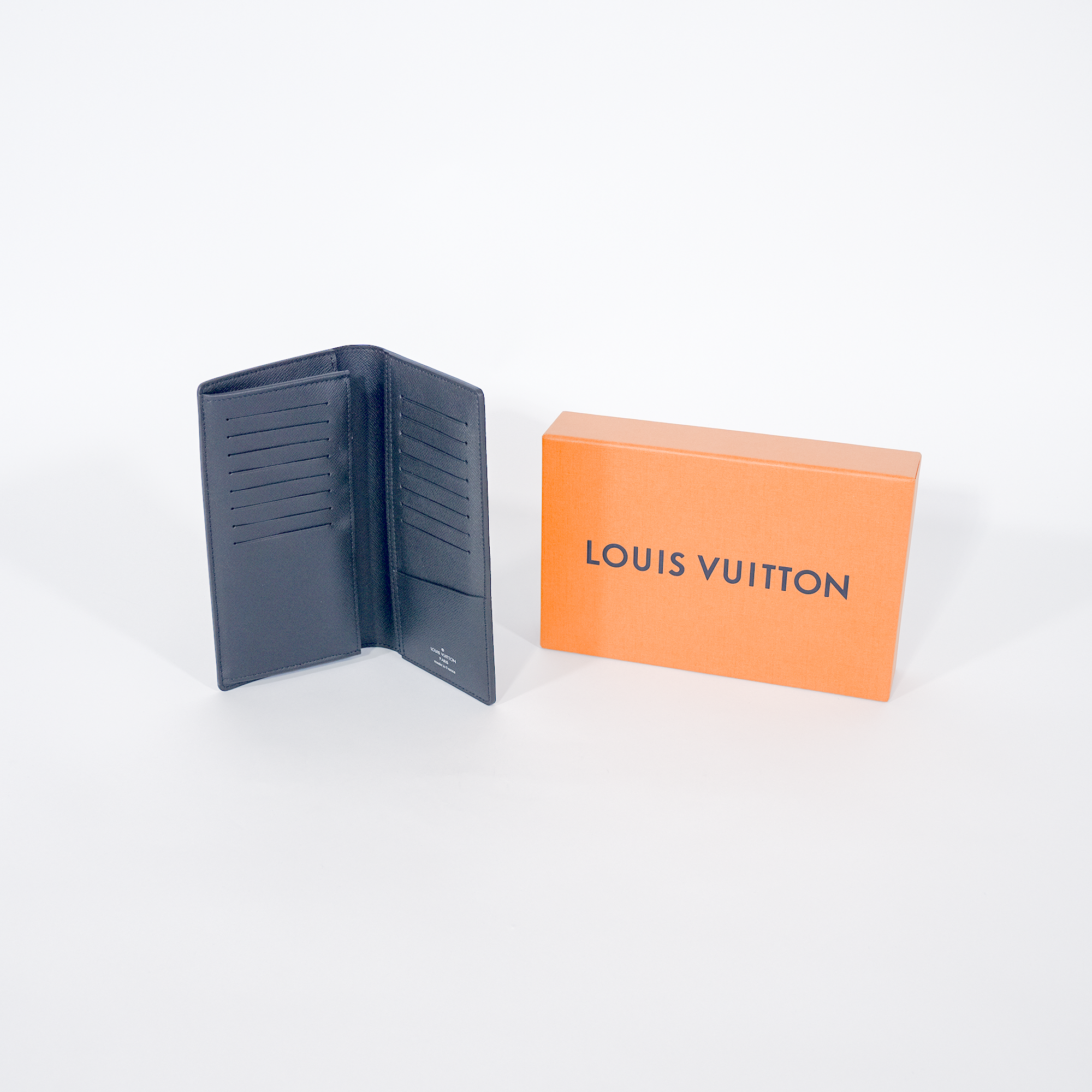 LV Brazza Wallet Taiga Leather Black -duoc-ban-tai-AnDi Authentic Luxury