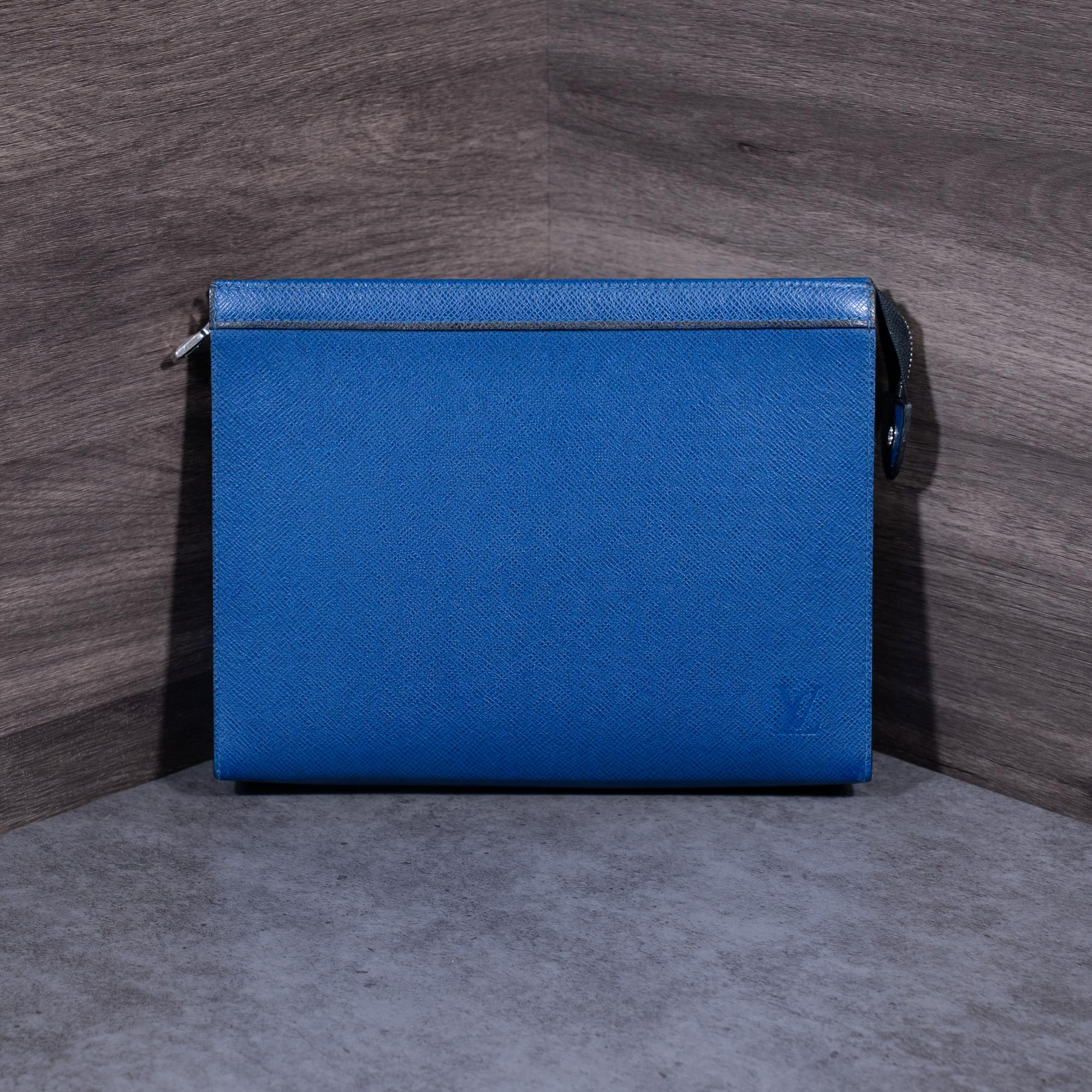 LV Pochette Voyage MM Cobalt Taiga 99%-duoc-ban-tai-AnDi Authentic Luxury
