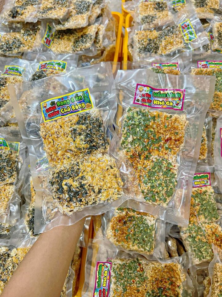 Cơm cháy mắm hành khô gà-duoc-ban-tai-Trangsu Foods