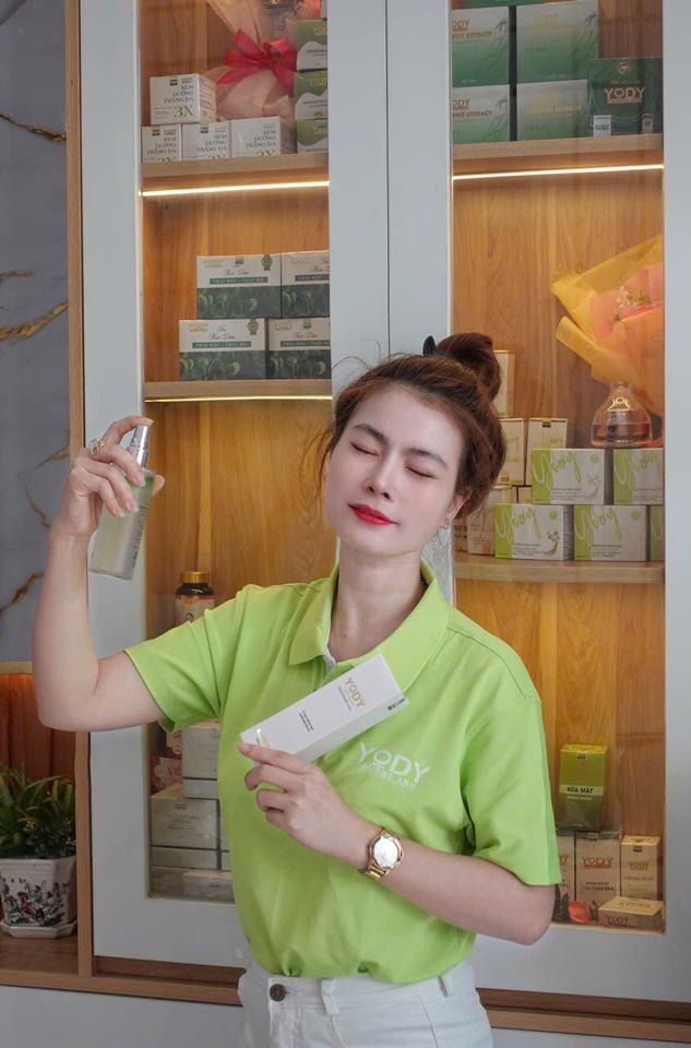  Xịt Khoáng Dưỡng Sáng Căng Bóng Da Từ Thiên Nhiên YODY TOMORROW-duoc-ban-tai-❣️ 𝐘𝐎𝐃𝐘 𝐏𝐇𝐔̛𝐎̛𝐍𝐆 𝐀𝐍𝐇 ❣️ NGUYỄN TRÂN
