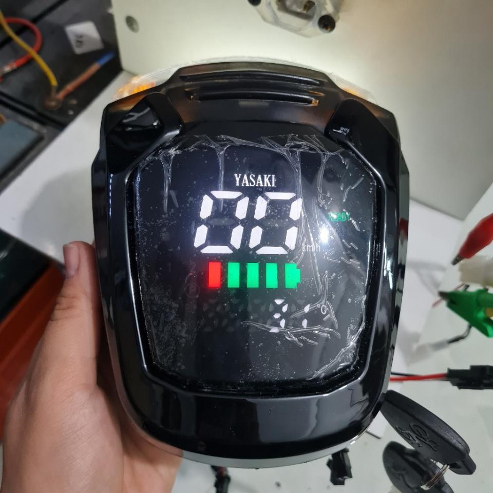 Đầu đèn siêu nhân-duoc-ban-tai-Xe điện Nhã Anh 3