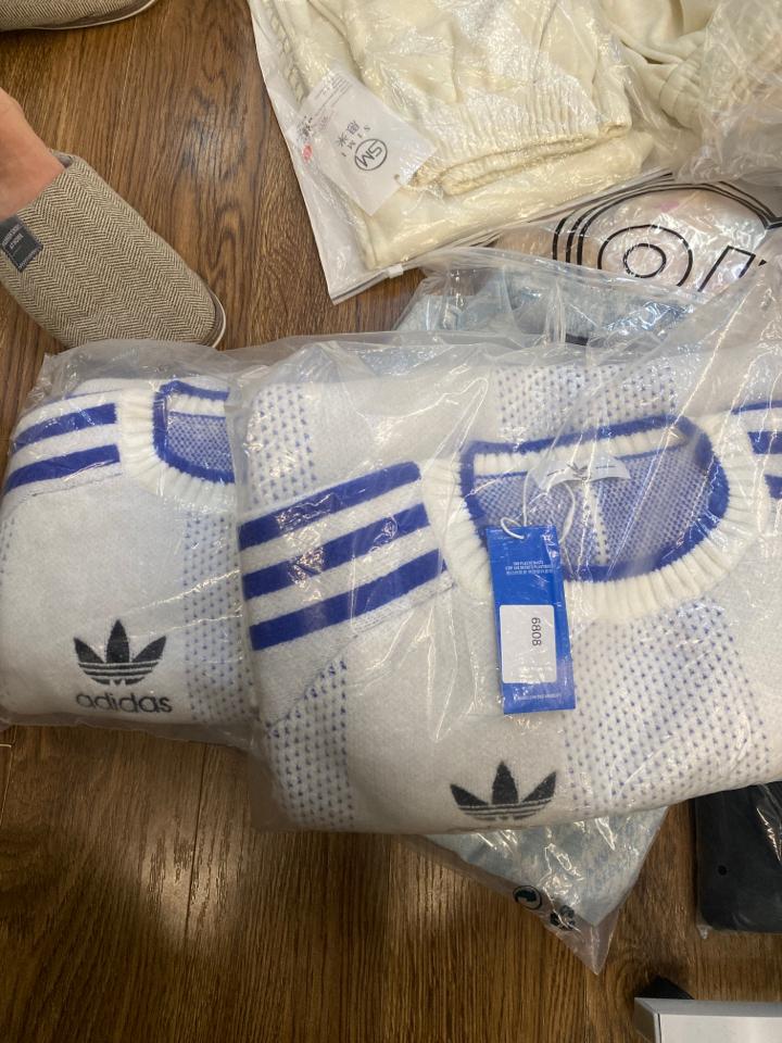 Áo len adidas trắng xanh-duoc-ban-tai-Mẫn Mẫn Shop- Đỗ Quang Thiều Sotre