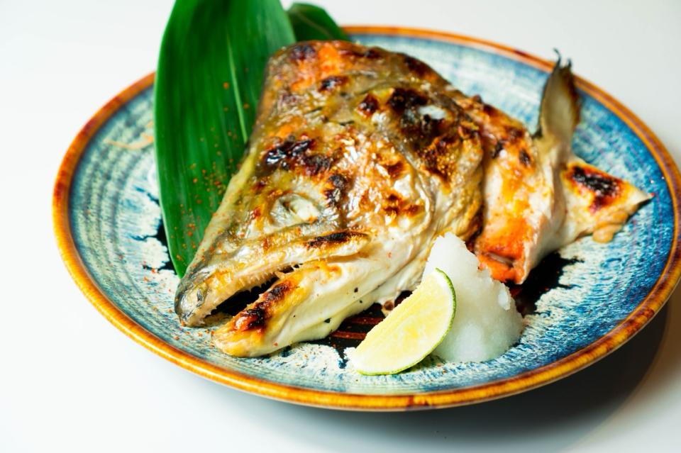 Sake kama shio yaki[salt grilled salmon head]Đầu cá hồi nướng muối-duoc-ban-tai-Furin sushi