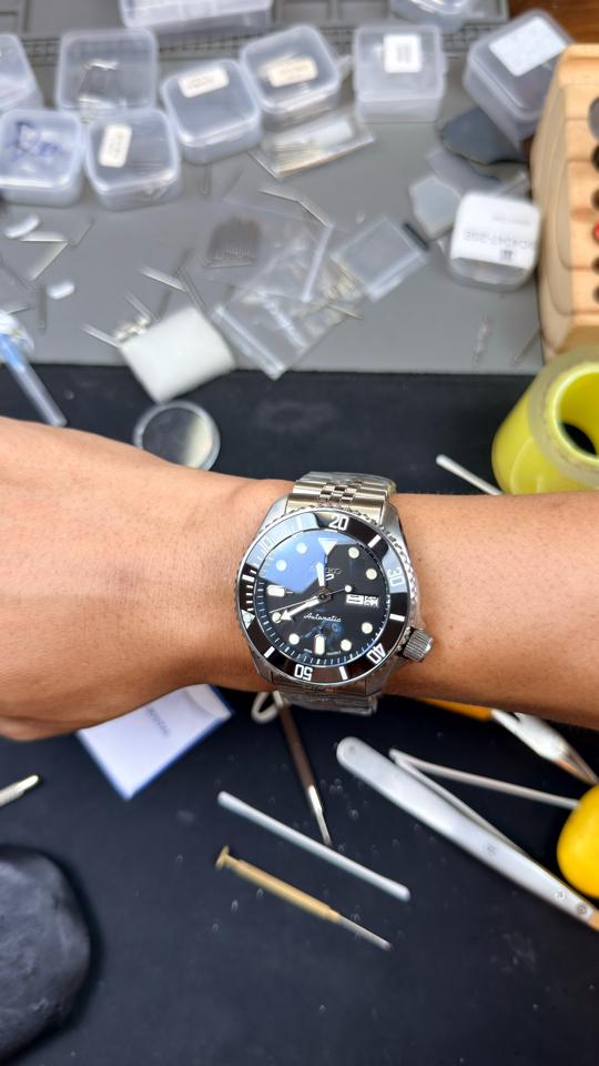 Seikomod SKX 42mm đen dây thép 2 lịch-duoc-ban-tai-NGUYÊN độ đồng hồ (seikomod)