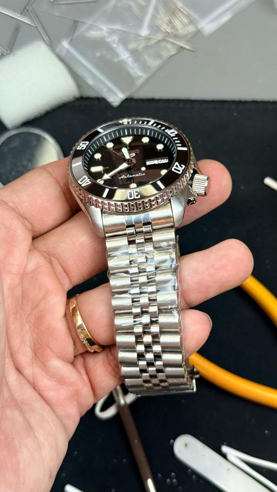 Seikomod SKX 42mm đen dây thép 2 lịch-duoc-ban-tai-NGUYÊN độ đồng hồ (seikomod)