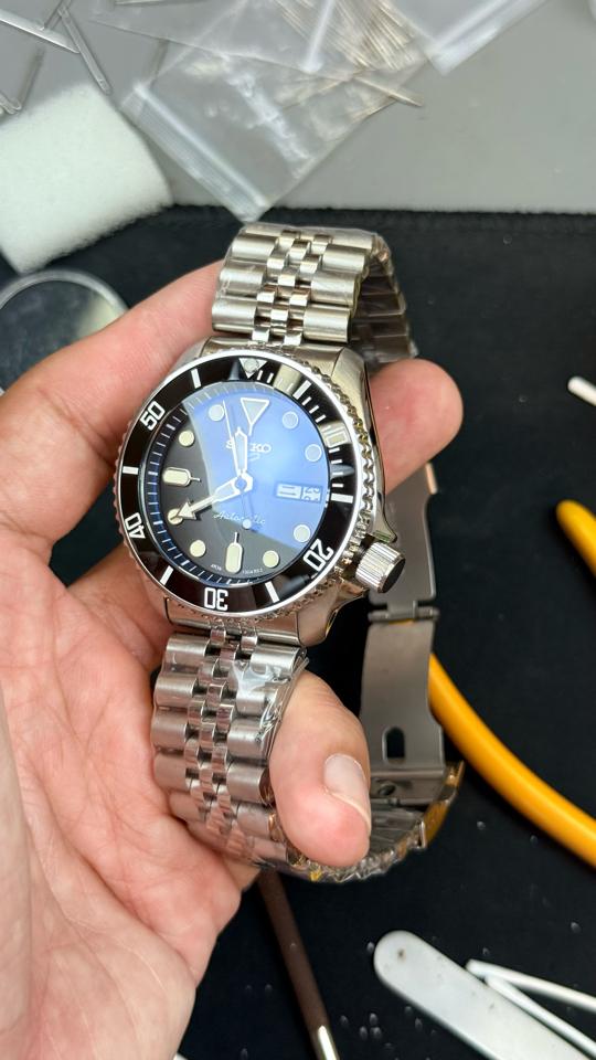 Seikomod SKX 42mm đen dây thép 2 lịch-duoc-ban-tai-NGUYÊN độ đồng hồ (seikomod)