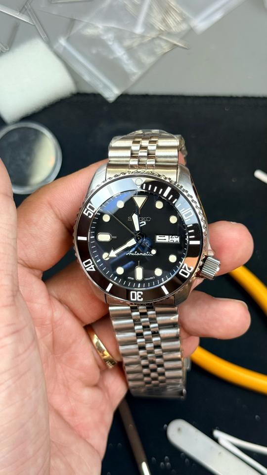 Seikomod SKX 42mm đen dây thép 2 lịch-duoc-ban-tai-NGUYÊN độ đồng hồ (seikomod)