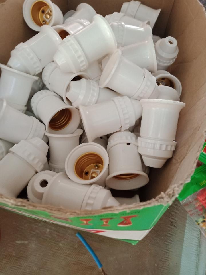 Đui treo-duoc-ban-tai-ĐẠI LÝ: NGUYÊN LIÊN chuyên Sơn gạch - vật tư điện nước - điện lạnh - thiết bị vệ sinh cao cấp vv...