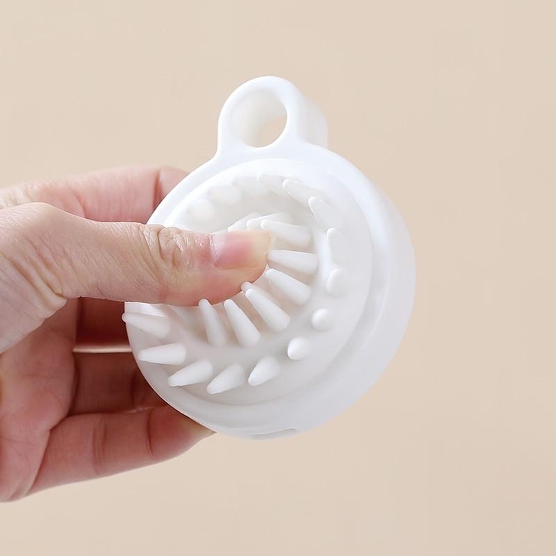 Lược gội đầu massage có lỗ để móc treo-duoc-ban-tai-BT Mart - Siêu thị dành cho Người bận rộn