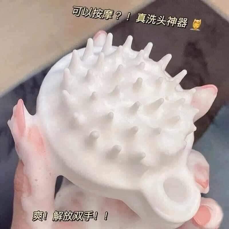 Lược gội đầu massage có lỗ để móc treo-duoc-ban-tai-BT Mart - Siêu thị dành cho Người bận rộn