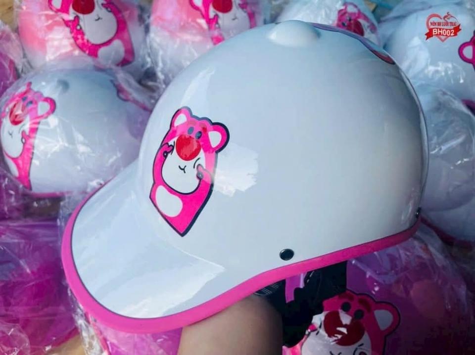 Nón bảo hiểm Gấu Dâu khoét sau để cột tóc-duoc-ban-tai-BT Mart - Siêu thị dành cho Người bận rộn
