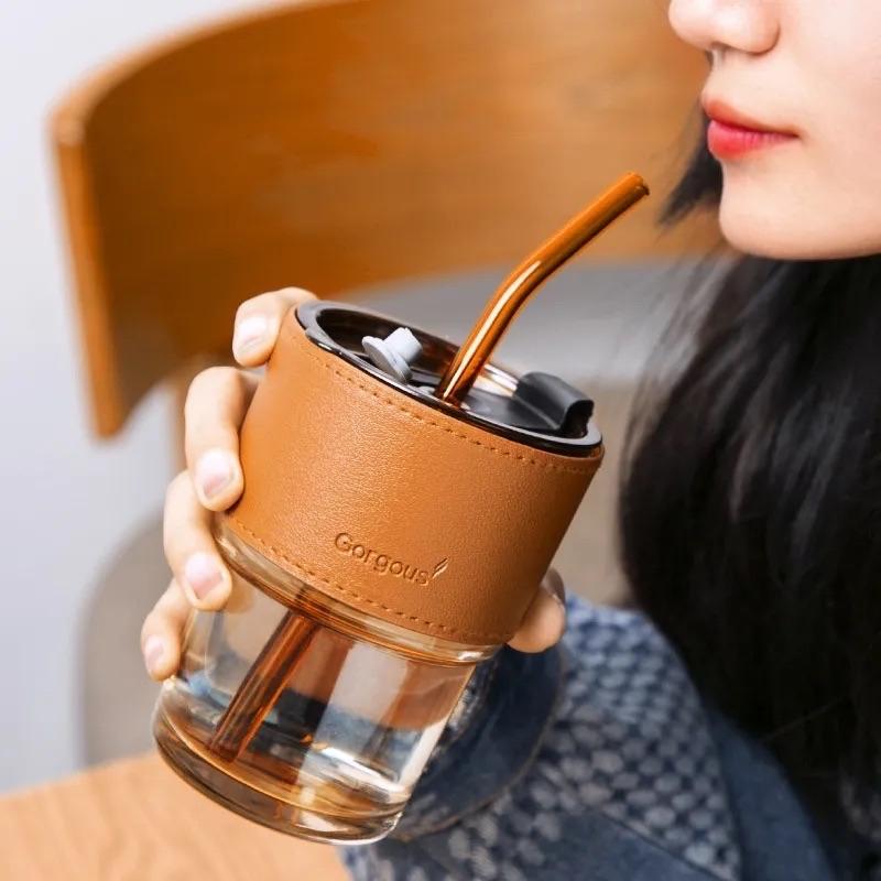 Ly thủy tinh chịu nhiệt 450ml bọc bao da, có nắp đậy kèm ống hút-duoc-ban-tai-BT Mart - Siêu thị dành cho Người bận rộn