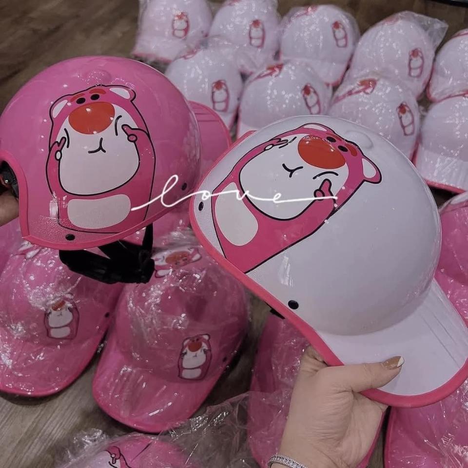 Nón bảo hiểm Gấu Dâu khoét sau để cột tóc-duoc-ban-tai-BT Mart - Siêu thị dành cho Người bận rộn