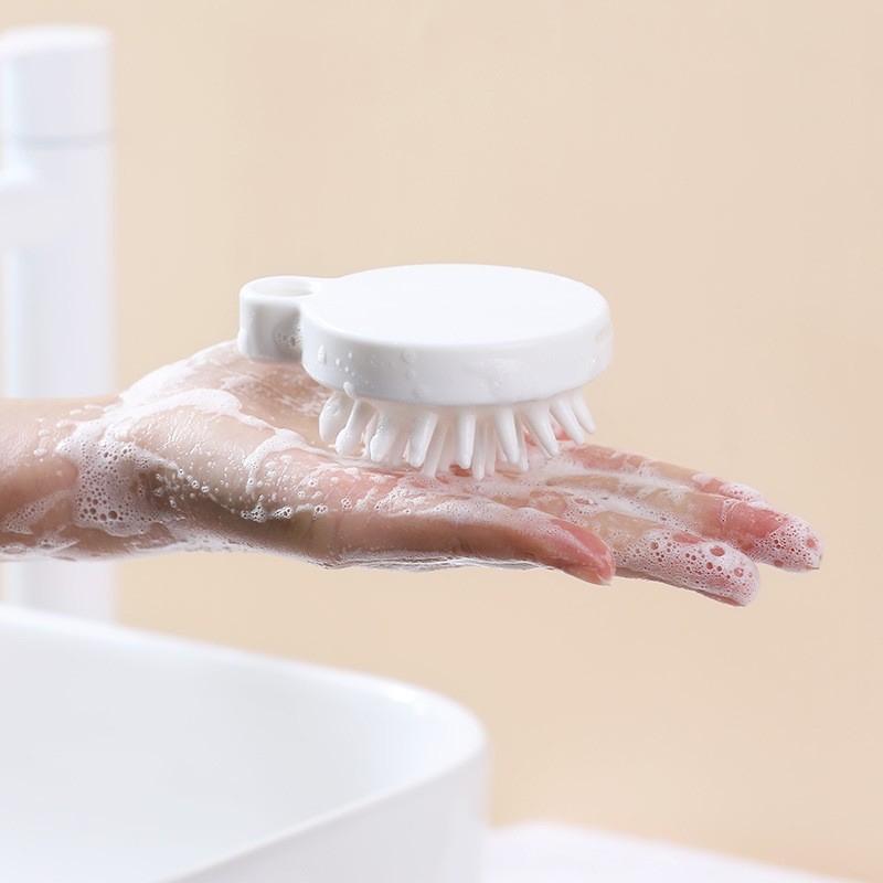 Lược gội đầu massage có lỗ để móc treo-duoc-ban-tai-BT Mart - Siêu thị dành cho Người bận rộn