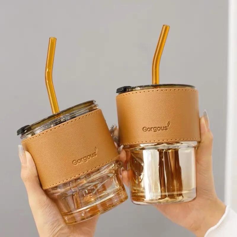 Ly thủy tinh chịu nhiệt 450ml bọc bao da, có nắp đậy kèm ống hút-duoc-ban-tai-BT Mart - Siêu thị dành cho Người bận rộn